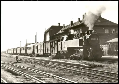 .Mecklenburg-Vorpommern Dampflok 99 2322-8 mit Zug am Bahnhof 1980