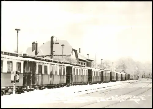 Ansichtskarte .Sachsen Schmalspurbahn im Winter am Bahnhof 1960