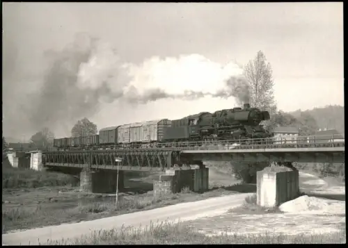 Nossen Güterzugdampflokomotive 50 1945 auf einer Eisenbahnbrücke 1978