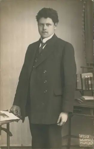Menschen / Soziales Leben Mann im Anzug Atelierfoto München 1917