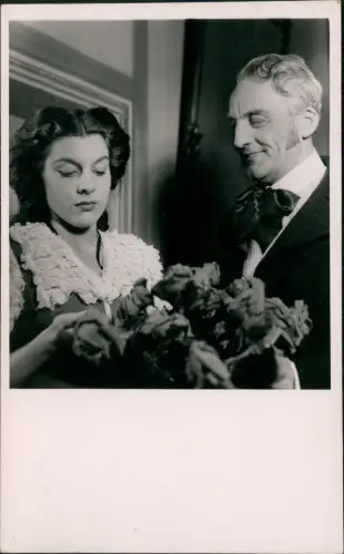 Soziales Leben älterer Herr überreicht Rosen an junge Dame 1940