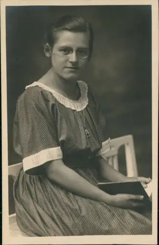 Menschen / Soziales Leben - Frau Kleid Brille Buch 1939 Privatfoto