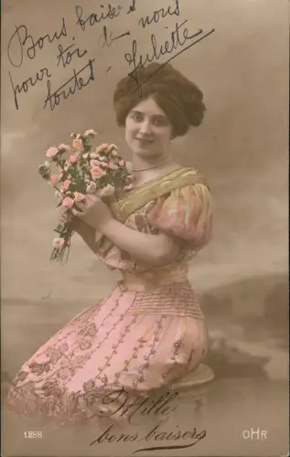 Ansichtskarte  Mode Kleidung Frau mit Blumen rosa Seidenkleid 1918