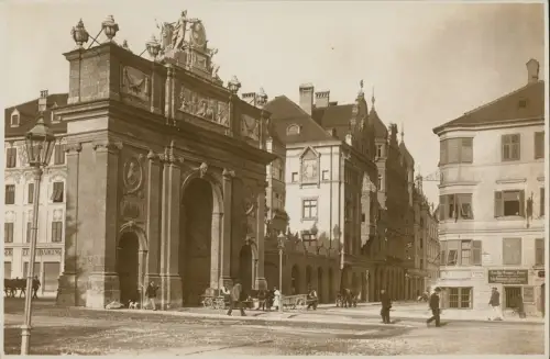 Innsbruck Triumphforte Seitenansicht mit Gasse - Fotokarte 1928 Foto