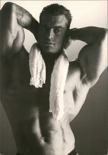 Ansichtskarte  Erotik Nackt Nude durchtrainierter Mann Handtuch 1988