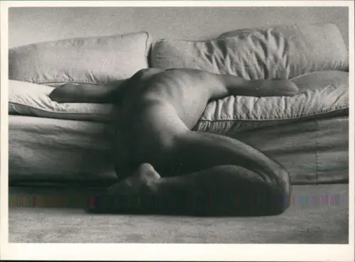 Ansichtskarte  Menschen Soziales Leben Erotik Nackt Nude Mann Sofa 1985