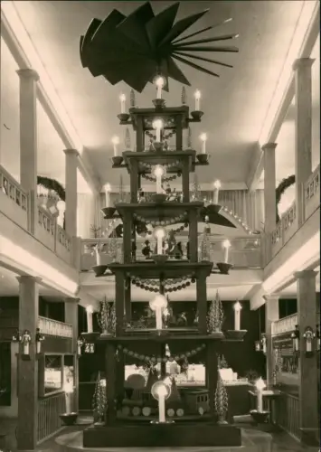 Seiffen (Erzgebirge) Große Pyramide im Erzgeb. Spielzeugmuseum zur DDR-Zeit 1972