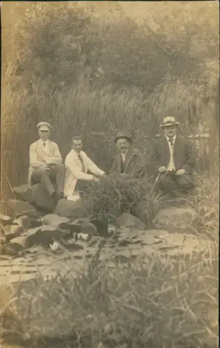 Ansichtskarte  Menschen Soziales Leben - Männer am Teich Seerosen 1917