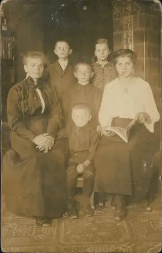 Frauen mit Kindern im Wohnzimmer Zeitgeschichte Kleidung Ofen 1918