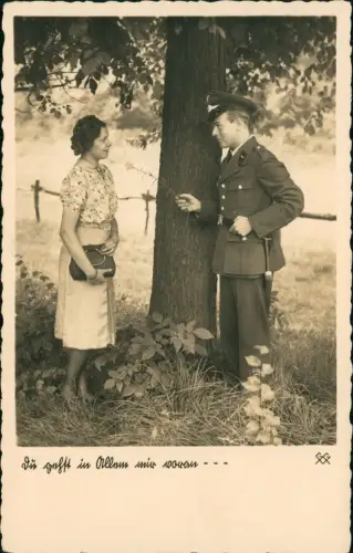 Ansichtskarte  Frau und Soldat unter Baum Militär WK2 Liebe 1940