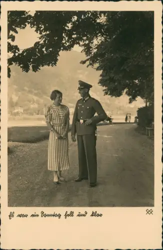 Ansichtskarte  Soldat und Frau spazieren Liebe Fotokunst 1940