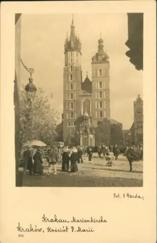 Postcard Krakau Kraków Marienkirche belebt Straßenbahn 1941