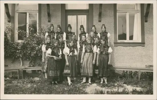 Schwarzwald (Allgemein) Schwarzwald Trachten Typen unge Frauen vor Haus 1956