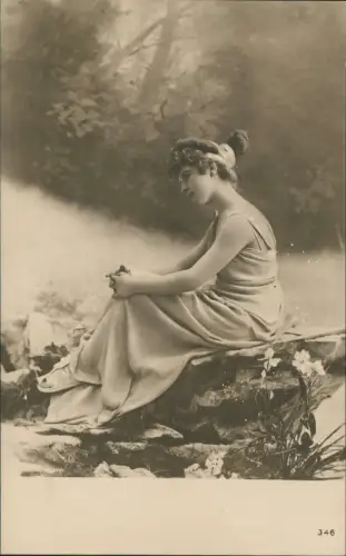 Ansichtskarte  Menschen Soziales Leben - Frau sitzt verträumt auf Stein 1912