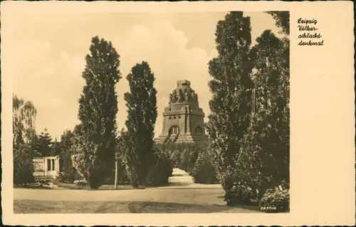 Leipzig Völkerschlachtdenkmal durch die Bäume gesehen Fotokarte 1953