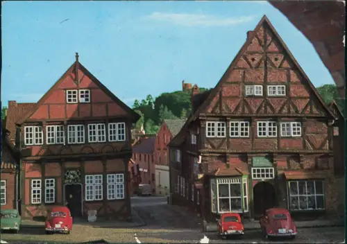 Mölln (Schleswig-Holstein) Häuser auf dem Marktplatz, Autos VW Käfer 1975
