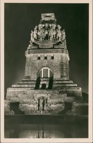 Ansichtskarte Leipzig Völkerschlachtdenkmal in Festbeleuchtung 1954