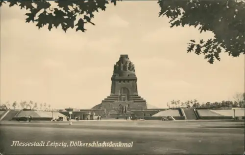 Leipzig Fernblick auf das Völkerschlachtdenkmal - Fotokarte 1956