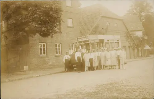 Ansichtskarte  Gruppe vor Bus Sonderfahrt Backsteinhäuser 1917