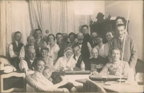 Ansichtskarte  Hochzeit - Gruppenfoto im Wohnzimmer Zeitgeschichte 1922