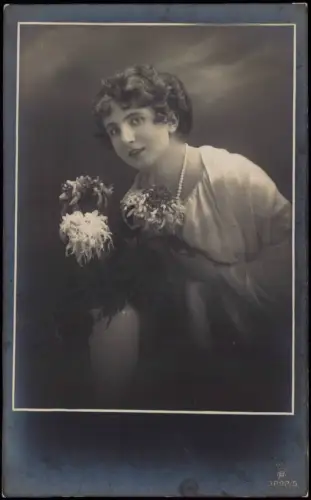 Ansichtskarte  Schöne Frau mit Dahlien im weißen Kleid Fotokunst 1917