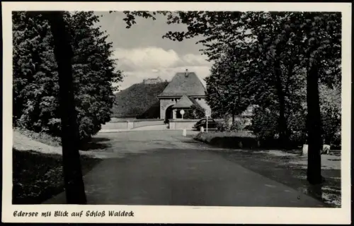 Waldeck (am Edersee) Edersee mit Blick auf Schloß Waldeck, VW Käfer Auto 1955