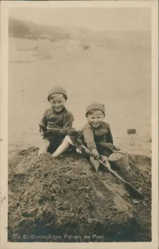 Ansichtskarte  Adel Monarchie Die Großherzoglichen Prinzen am Meer. 1910
