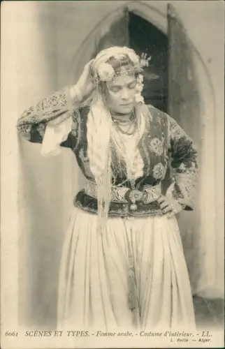 Ansichtskarte  SCÈNES ET TYPES. - Femme arabe. Arabien Africa 1914