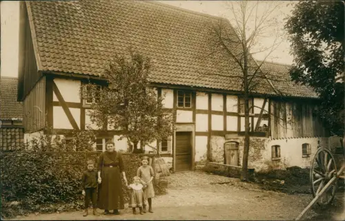 Ansichtskarte  Hausfassaden Privataufnahme Familie vor Fachwerkhaus 1917