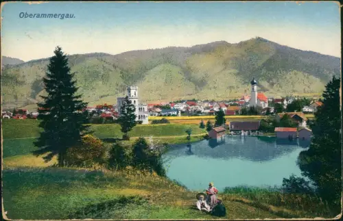 Oberammergau Panorama-Ansicht, Personen auf Wiese vor Teich 1910