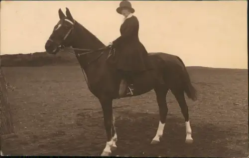 Ansichtskarte  Tiere - Pferde feine Dame reitet auf Pferd 1920