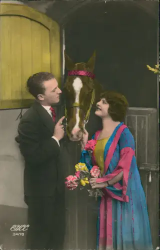 Ansichtskarte  Liebe Liebespaare Love Pferd Colorierte Fotokarte am Stall 1925
