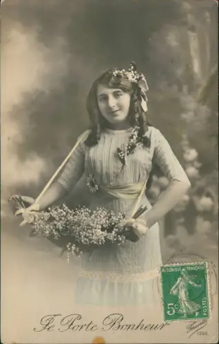 Ansichtskarte  Fotokunst junge Frau im Kleid Blumen Bouquet 1913