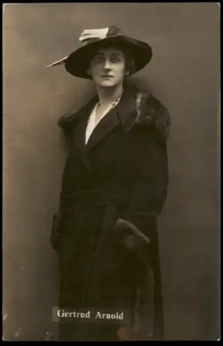 Ansichtskarte  Gertrud Arnold schöne Frau im Mantel mit Hut - Fotokarte 1914