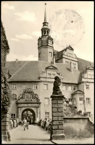 Ansichtskarte Torgau Schloss Hartenfels - Eingang belebt 1956