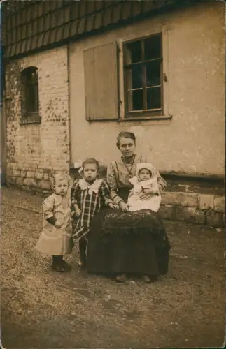 Ansichtskarte  Hausfassaden Privataufnahme Frau mit Kindern 1914