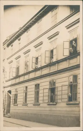Hausfassade Privataufnahme Menschen schauen aus dem Fenster 1915