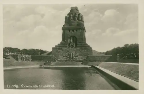 Lot 8 Ansichtskarten Leipzig Posten Völkerschlachtdenkmal 1927/1960