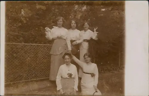 Ansichtskarte  Frauengruppe in feiner Kleidung Mode 1925
