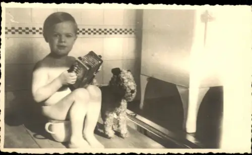 Soziales Leben Kind auf Töpfchen macht Musik mit Stofftier 1943 Privatfoto