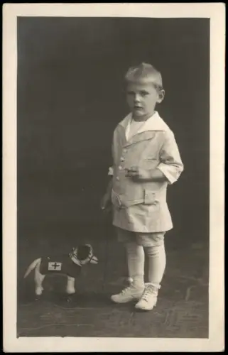 Soziales Leben Fotokunst Junge zieht Stoffhund mit Kleidung 1910 Privatfoto