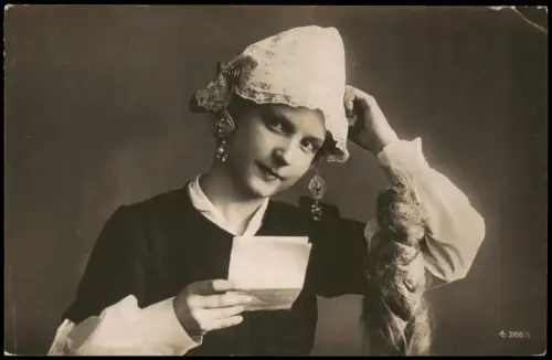 Ansichtskarte  Frühe Fotokunst Frau in Tracht liest Brief 1910