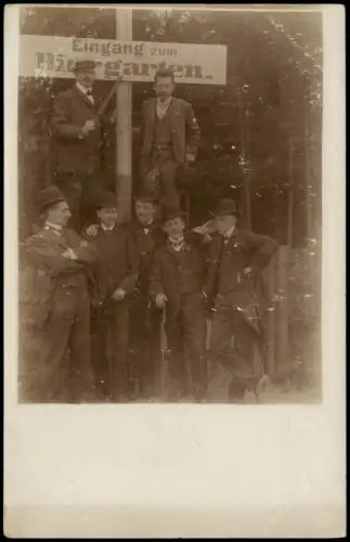 Leben Männer mit Hüten im BIERGARTEN Gruppenfoto Privatfoto AK 1910 Privatfoto