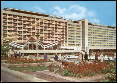 Cottbus Milch-Mokka-Bar "Kosmos" mit Wohnhochhaus im Hintergrund 1976