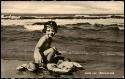 .Mecklenburg-Vorpommern DDR AK Gruß vom Ostseestrand Kleinkind spielend 1966