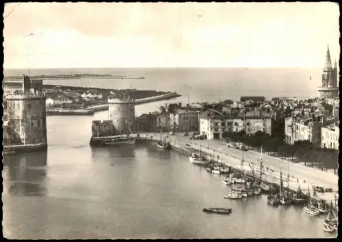 CPA La Rochelle Hafen Le Port et la Tour des Quatre Sergents 1960