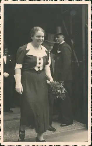 Ansichtskarte  Menschen / Soziales Leben - Frau mit Blumen Mann Zylinder 1938