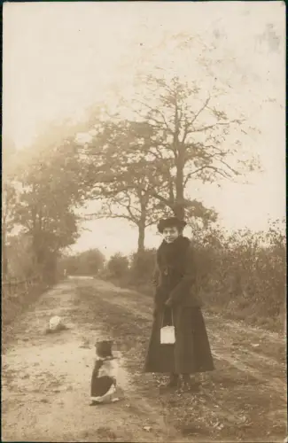 Ansichtskarte Leben Frau in eleganter Kleidung mit Hund 1916  Stempel Hamburg