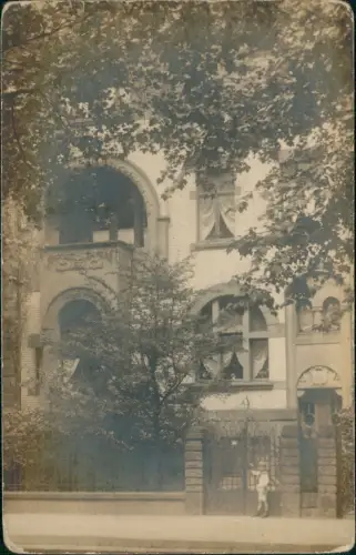 Ansichtskarte  Hausfassade Privataufnahme Junge vor Stadthaus 1922