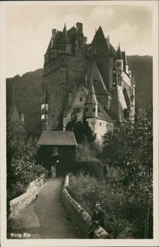 Ansichtskarte Wierschem Mann sitzt auf Mauer Burg Eltz 1930